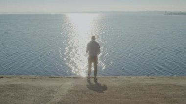 Adam ısınıyor Kol dönüşleri yapıyor