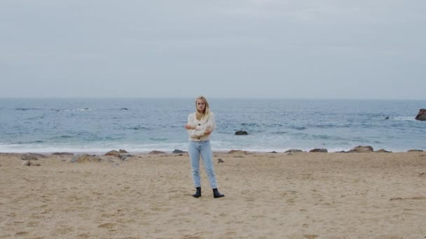 Retrato de mulher loira na costa do oceano — Vídeo de Stock