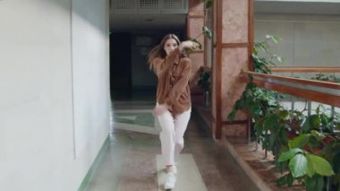 Koridorda Enerjik Esmer Dans