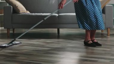 Kadın Dans Ediyor ve Yerleri Temizliyor