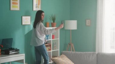 Kadın blogcu, Stüdyosu Hakkında Vlog kaydediyor