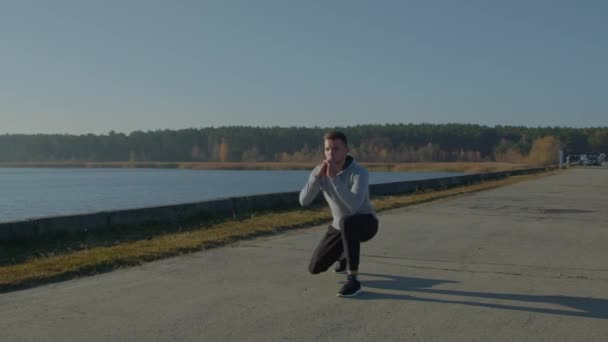 Jovem está fazendo para a frente Lunges — Vídeo de Stock