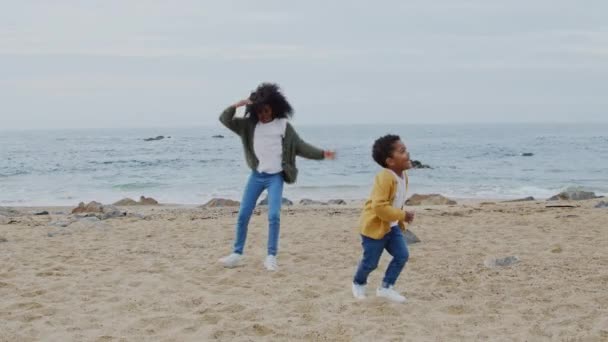 I bambini piccoli si divertono sulla spiaggia — Video Stock