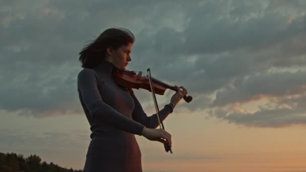 Donna violinista giocare assolo su alba — Video Stock