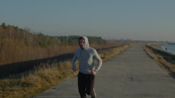 Jongeman is joggen buiten — Stockvideo