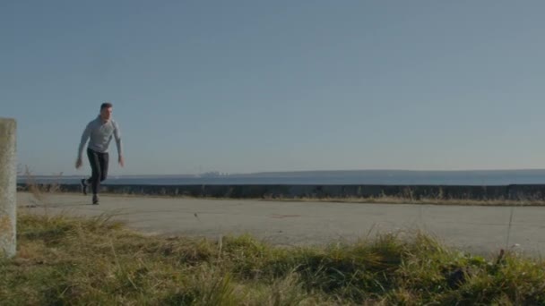 Mladý muž dělá Somersault venkovní — Stock video