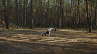 Adam Yüksek Plank Konumunda Duruyor