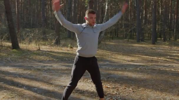 Man doet cardiotraining op het platteland — Stockvideo