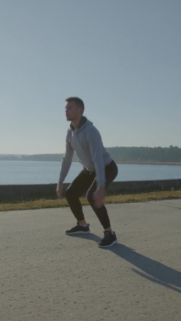 Homme fait de l'entraînement cardio en plein air — Video