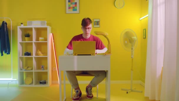 L'uomo sta lavorando sul computer portatile giallo — Video Stock