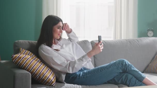 Vrouw communiceert online in de kamer — Stockvideo