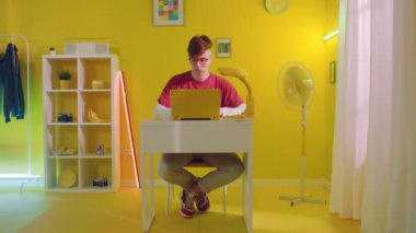 Öğrenci Sarı Laptop 'taki Arkadaşına Çağırıyor