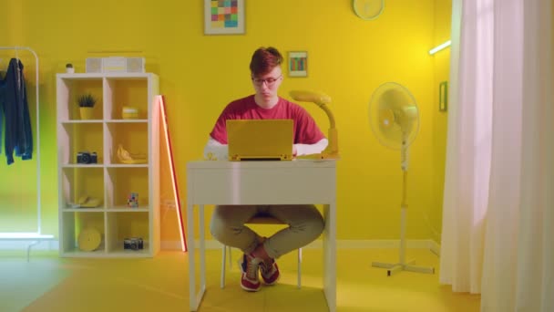 Student roept vriend op op gele laptop — Stockvideo