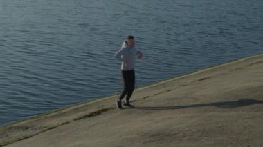 Adam Lakeshore 'da ısınıyor.