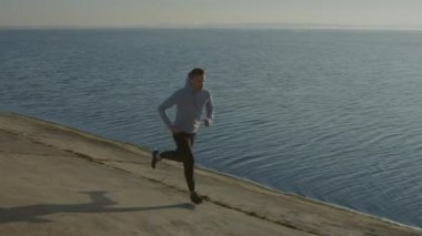 Man Runner dışarıda antrenman yapıyor.