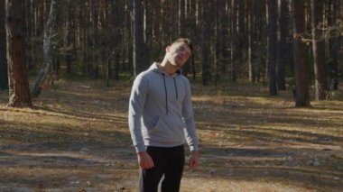 Adam sabah antrenmanından önce ormanda ısınıyor.