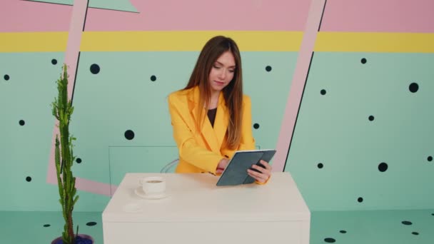 Γυναίκα σε κίτρινο σακάκι χρησιμοποιεί υπολογιστή ταμπλέτα — Αρχείο Βίντεο