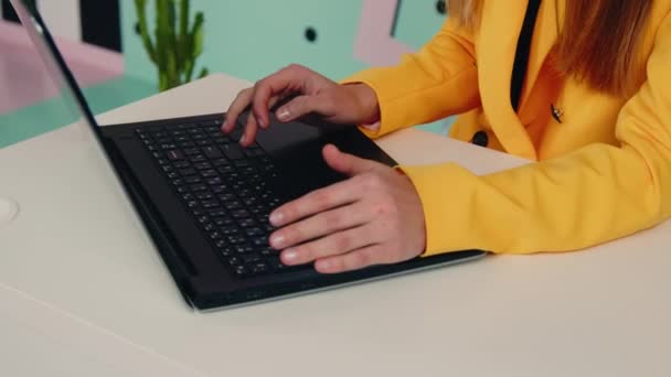 Mujer está trabajando en el ordenador portátil — Vídeo de stock