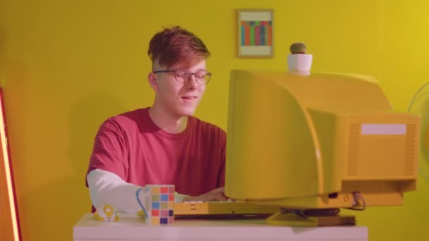 Junger IT-Spezialist arbeitet an neuem Projekt — Stockvideo