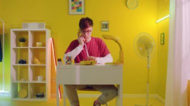 Adam İç İşleri 'nde telefonla konuşuyor.