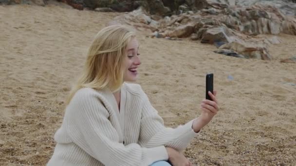 Mujer tiene conversación en línea al aire libre — Vídeo de stock