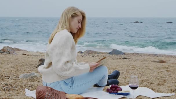 Vrouw krijgt inspiratie op het strand — Stockvideo