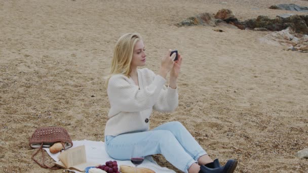 Kvinneblogger tar bilde av Det vakre hav – stockvideo