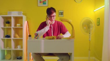 Man Freelancer Retro Telefonla konuşuyor