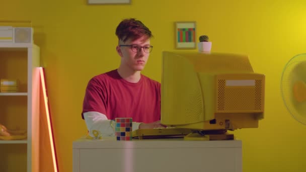 Молодой ИТ-специалист работает за компьютером — стоковое видео