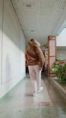 Genç Kadın Komik Dans Çalışıyor