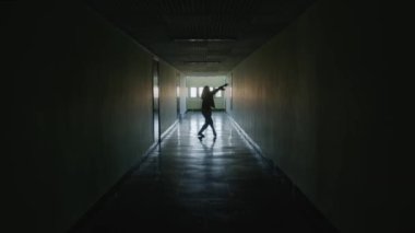 Karanlık Koridorda Çağdaş Dans Eden Kadın