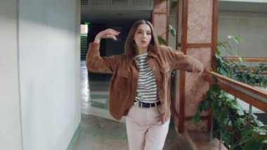 Genç Kadın Kamerada Dans ve Yürüyor