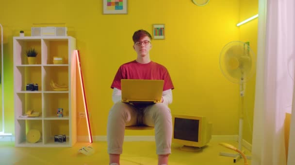 Portret van een man zittend op de kruk met laptop — Stockvideo