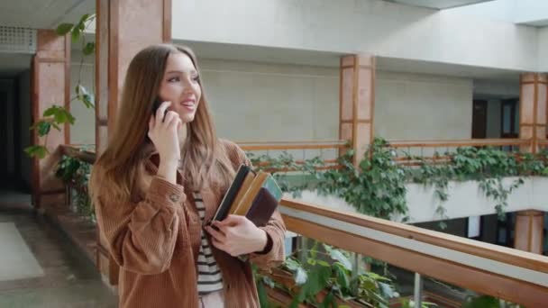 Női diák sétál a hallban — Stock videók