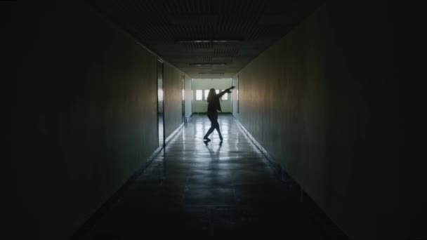 Žena tančí soudobý tanec v tmavé chodbě — Stock video
