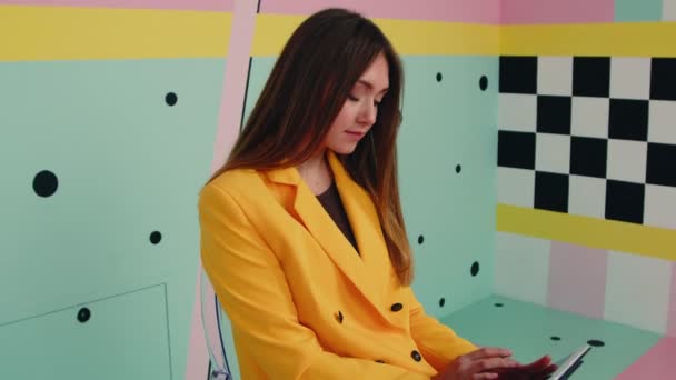 Femme en costume jaune jouit d'une interaction en ligne — Video