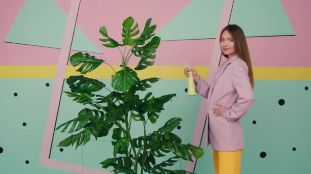 Portret Bright Woman with Big Houseplant — Wideo stockowe