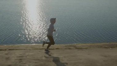 Man Runner Lake yakınlarında antrenman yapıyor.