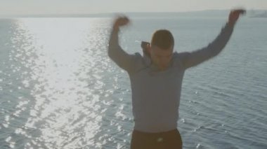 Adam ısınıyor, silah çemberleri oluşturuyor.