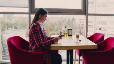 İş kadını kafede dinleniyor.