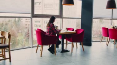 İş Kadını Kafe 'de Kahvaltı Yaptı