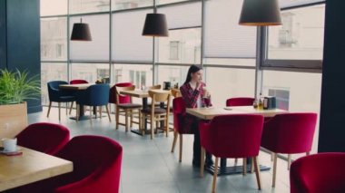 Kadın kafede kahve içiyor