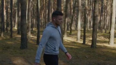 Güzel Ormanda Sabah Yürüyüşü