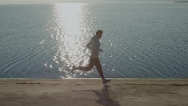 Hombre atleta está entrenando al aire libre — Vídeo de stock