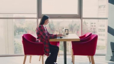 Kadın Serbest Çalışan 'ın Kafe' de Çevrimiçi Telefonu Var