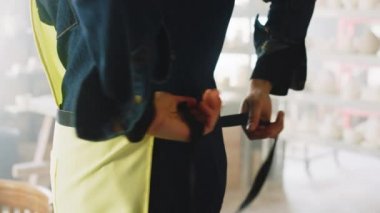 Kadın Sarı Önlük Giyiyor