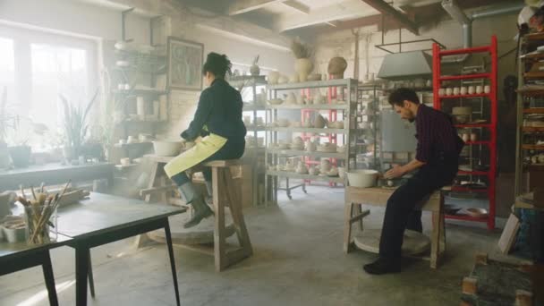 Hombre y mujer están trabajando en ruedas de cerámica — Vídeos de Stock
