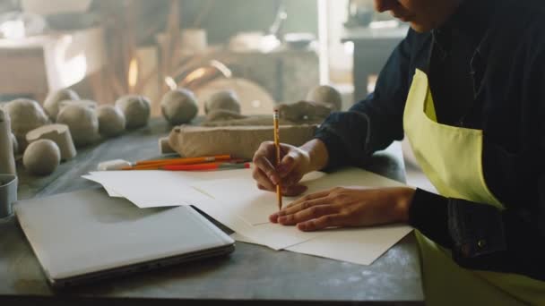 Kobieta robi szkice garnków. — Wideo stockowe