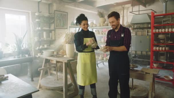 Femme et homme travaillent avec de l'argile crue — Video