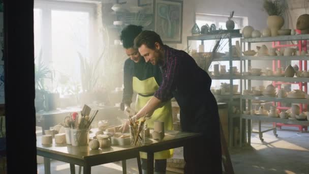 Casal está trabalhando com argila na oficina de cerâmica — Vídeo de Stock